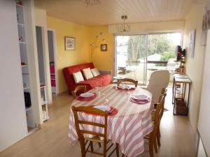 a living room with a table and a couch at Appartement confortable proche plage avec balcon - Saint-Jean-de-Monts, 2 chambres, parking inclus - FR-1-224C-245 in Saint-Jean-de-Monts +11 photos