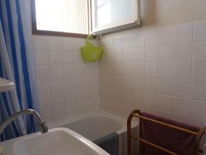 uma casa de banho com uma banheira, um lavatório e uma janela em Maison Noirmoutier-en-l'Île, 4 pièces, 6 personnes - FR-1-224B-198 em Noirmoutier-en-l'lle