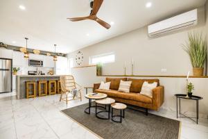 un soggiorno con divano e una cucina di EVA Resort a Savaneta