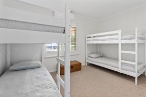 een slaapkamer met 2 stapelbedden en een raam bij 13 Kightley Rd - BYO Linen - Pets Negotiable - Wi-Fi in Goolwa South