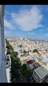 una vista aérea de una ciudad con edificios y coches en Rosemary Homestay, en Vung Tau