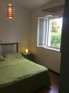 ローザ・マリーナにあるVilla sul mare Rosa Marinaのベッドルーム(ベッド1台、窓付)