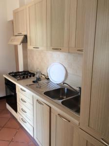 A kitchen or kitchenette at Villa sul mare Rosa Marina