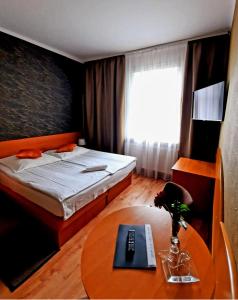 Postel nebo postele na pokoji v ubytování Hotel Bursztyn + 37 fotografií