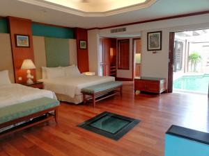 una camera d'albergo con due letti e una piscina di Wonderland Private Pool Villas at Port Dickson a Port Dickson