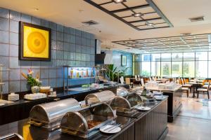Pinnacle Lumpinee Park Hotel SHA Plus 레스토랑 또는 맛집
