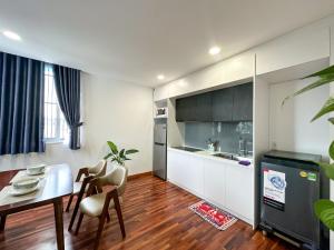 una cucina e una sala da pranzo con tavolo e sedie di PVC Aparment, 1Brs in Dist 1 next to Bui Vien Street ad Ho Chi Minh