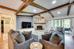 ein Wohnzimmer mit zwei Sofas und einem Kamin in der Unterkunft Lakefront Hot Springs Vacation Rental with Dock! in Hot Springs Village