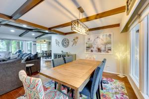 ein Esszimmer mit einem Holztisch und Stühlen in der Unterkunft Lakefront Hot Springs Vacation Rental with Dock! in Hot Springs Village