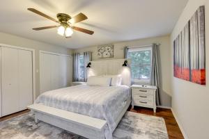 ein Schlafzimmer mit einem Bett und einem Deckenventilator in der Unterkunft Lakefront Hot Springs Vacation Rental with Dock! in Hot Springs Village