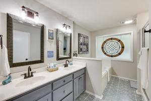 ein Badezimmer mit zwei Waschbecken und einem großen Spiegel in der Unterkunft Lakefront Hot Springs Vacation Rental with Dock! in Hot Springs Village + 34 Fotos