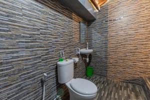 ペニダ島にあるThe Peace Arta Bungalowのトイレと洗面台付きのバスルーム +35枚の写真