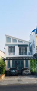 Koi Guest House - Phan Thiết في Ấp Thiện Phước: مبنى متوقف امامه سيارة