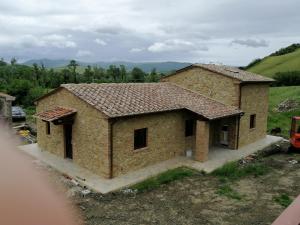 une maison en construction avec dans l'établissement La Quinta Decima Bioagriturismo, à Fattoria Spedaletto