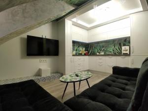 CezAri ApartHotel في براشوف: غرفة معيشة مع أريكة وطاولة