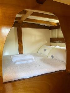 een slaapkamer met 2 stapelbedden met witte lakens bij Veliero in Legno in Bisceglie