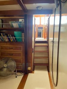 een kamer met een ventilator en een kamer met een kast bij Veliero in Legno in Bisceglie