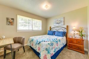 1 dormitorio con cama, escritorio y silla en Charming Jonesville Home with Grill - Near Wineries!, en Jonesville