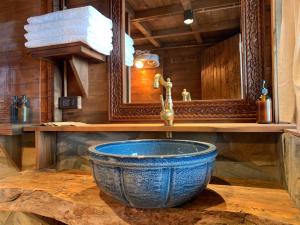 y baño con lavamanos azul y espejo. en Cloud Forest Tà Xùa, en Bắc Yên