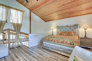 1 dormitorio con cama y techo de madera en Scenic Siesta Key Home about 1 Mi to Village and Beach!, en Siesta Key