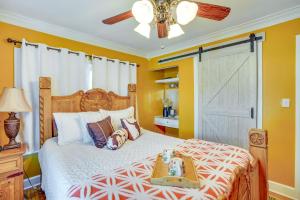 Un dormitorio con una cama y una bandeja. en Charming Bardstown Home with Deck about 1 Mi to Downtown, en Bardstown