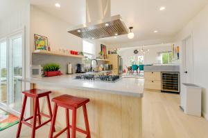 A kitchen or kitchenette at Pet-Friendly El Cerrito Home Deck, Sauna and Views!