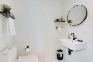 Baño blanco con lavabo y espejo en Pet-Friendly El Cerrito Home Deck, Sauna and Views!, en El Cerrito