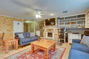 ein Wohnzimmer mit blauen Möbeln und einem Kamin in der Unterkunft Lawton Home with Deck, Near Casinos and Museums! in Lawton