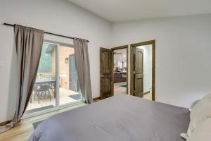 una camera con letto e vista su un patio di Lake Harmony Resort Home with Deck - 4 Mi to Skiing! a Lake Harmony