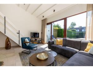 sala de estar con sofá y mesa en Attractive holiday home, sunny garden, 150 meters from the beach, en Nieuwvliet-Bad