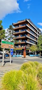 un letrero de la calle frente a un gran edificio en PierPoint 401, en Geelong