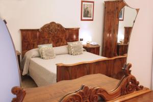 1 dormitorio con 1 cama con espejo en Domus Real Cardello, en Roma