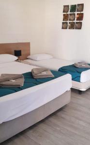 2 camas individuales en una habitación con 3 camas individuales que establece que en Burdekin Motor Inn, en Home Hill