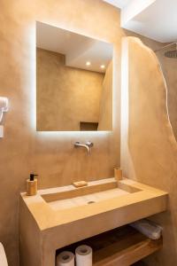 bagno con lavandino e specchio di Faidon's Luxury House with jacuzzi by AegianKazarte a Kapótidhes