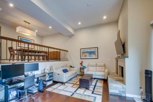 Area tempat duduk di Modern Beverly Hills Townhome 5 Mi to Hollywood!