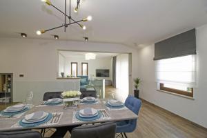 Posezení v ubytování Villa Tina in Pinezići (Haus für 10 Personen)