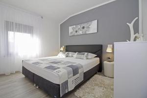 Postel nebo postele na pokoji v ubytování Villa Tina in Pinezići (Haus für 10 Personen) + 37 fotografií