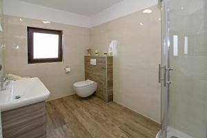 Koupelna v ubytování Villa Tina in Pinezići (Haus für 10 Personen)