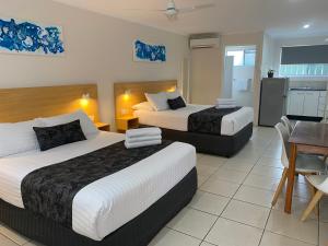 Postel nebo postele na pokoji v ubytování Tin Can Bay Motel
