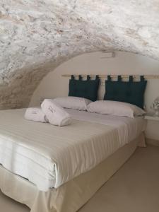 - un lit blanc avec 2 oreillers dans l'établissement Casa Debora, à Ostuni