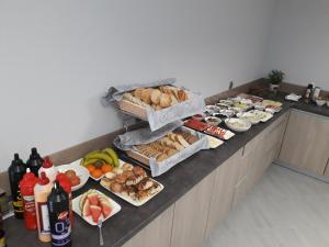 bufet z wieloma różnymi rodzajami żywności na ladzie w obiekcie Pensjonat Złoto Bałtyku w Łebie