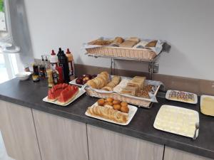 een buffet met veel verschillende soorten brood en andere voedingsmiddelen bij Pensjonat Złoto Bałtyku in Łeba