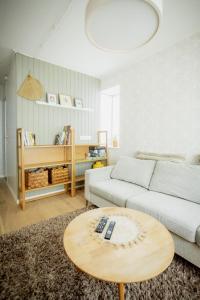 - un salon avec un canapé et une table basse dans l'établissement Nautika Central Residence, à Kuressaare