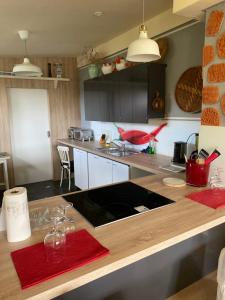 cocina con encimera de madera y servilletas rojas en Wohnung in Kärnten Nähe Millstättersee, en Fresach