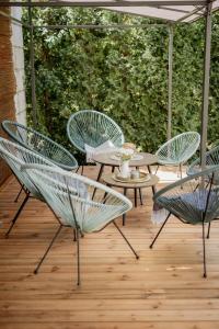 - un ensemble de chaises et de tables sur une terrasse dans l'établissement Nautika Central Residence, à Kuressaare