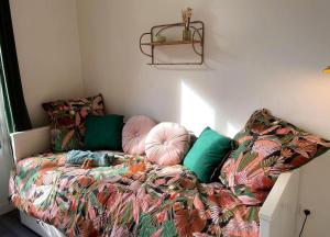 Ένα ή περισσότερα κρεβάτια σε δωμάτιο στο Charming Bright Sunny Studio near Canal St Martin