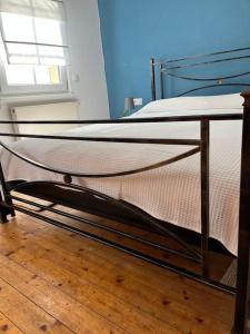 Een bed of bedden in een kamer bij Schöne 2 Zimmerwohnung in Heusenstamm