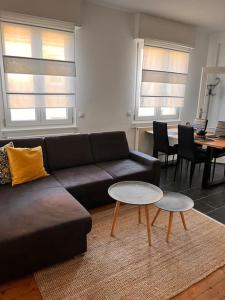 ein Wohnzimmer mit einem Sofa und 2 Tischen in der Unterkunft Schöne 2 Zimmerwohnung in Heusenstamm in Heusenstamm