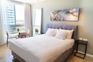 Cama ou camas em um quarto em Lex Home in a Luxury Hotel