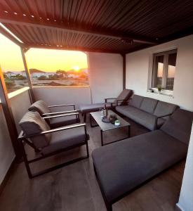 ein Wohnzimmer mit einem Sofa und einem Tisch in der Unterkunft Dream Variant in Trogir